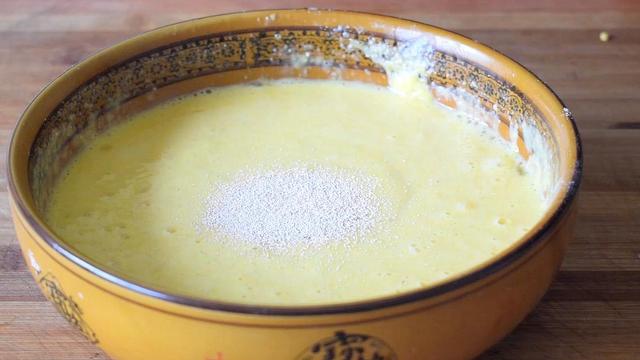 玉米面新吃法，加3个鸡蛋，筷子一搅，手不沾面，出锅就抢光