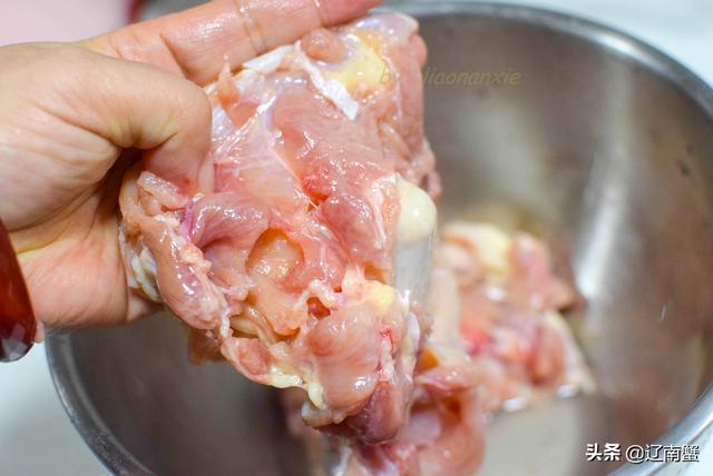 蟹姐用2个鸡腿做盘菜，上桌就被小朋友点赞，连呼好吃