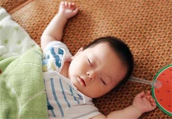 你的育儿经|从小睡枕头和不睡枕头的孩子，有何区别？不谨慎处置危害可不小