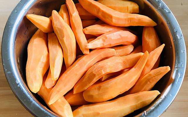 吃不完的红薯怎样保存，三蒸三晒做成红薯干，香甜有嚼劲，无添加