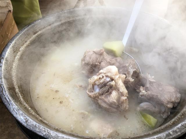 煮排骨大骨头时，记住“3用2不放”，肉香腥味小，汤白味道鲜