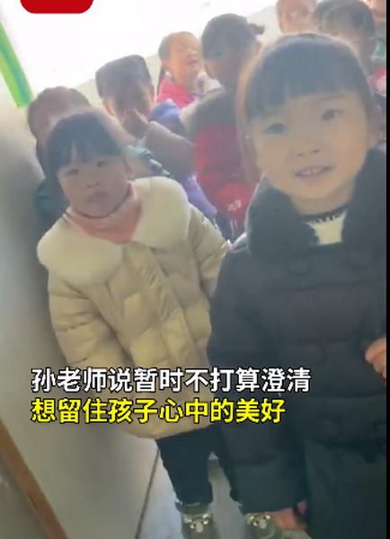 幼儿园老师PS和爱莎“合影”引小朋友羡慕，孩子惊讶地问：怎么认识的？