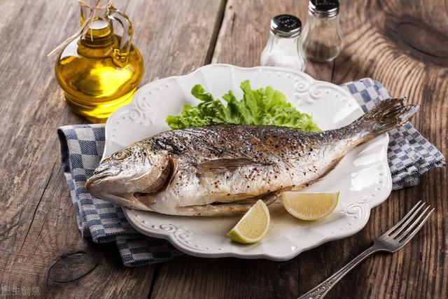 无论煎什么鱼，下锅前牢记3个技巧，鱼皮完整不粘锅