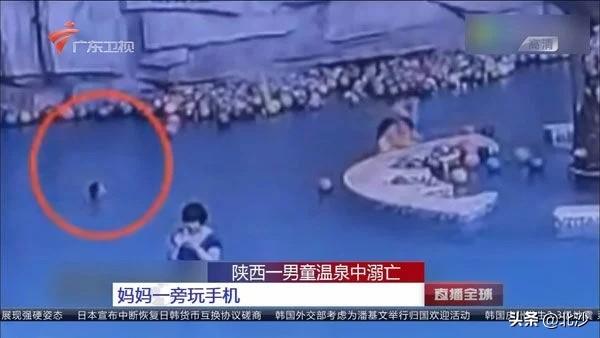 [你的育儿经]你在陪伴手机还是陪伴孩子？虚假陪伴，毁掉的岂止是孩子的童年。