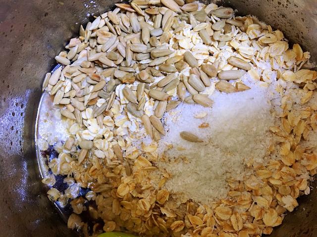 儿子爱吃的红糖燕麦饼，营养又健康，做早餐太合适了