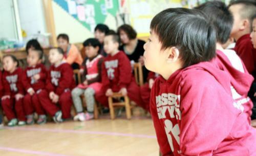 『你的育儿经』“你打110我打120”，看到幼儿园监控里的一幕，爸爸愤怒暴揍老师