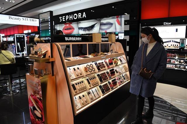 消费者|“三八节”申城掀起“她经济”：“悦己”支出大幅提升，年轻女性注重独立