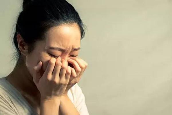 【超级宝妈】5年前男婴吃奶时咬疼妈妈，被妈妈划伤脸蛋，现在的他怎样了？