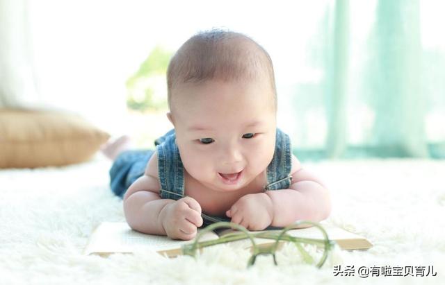 【超级宝妈】宝宝趴着玩的好处竟然这么多，这些训练方法都拿去「有啦育儿」