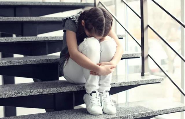 超级宝妈▲孩子出现这3个征兆，可能在学习被同学孤立了，家长要及时补救