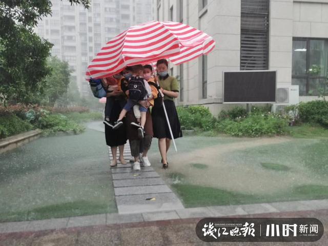 「你的育儿经」暴雨天，宁波一幼儿园这组“伞照”刷屏，很多人看完默默感动