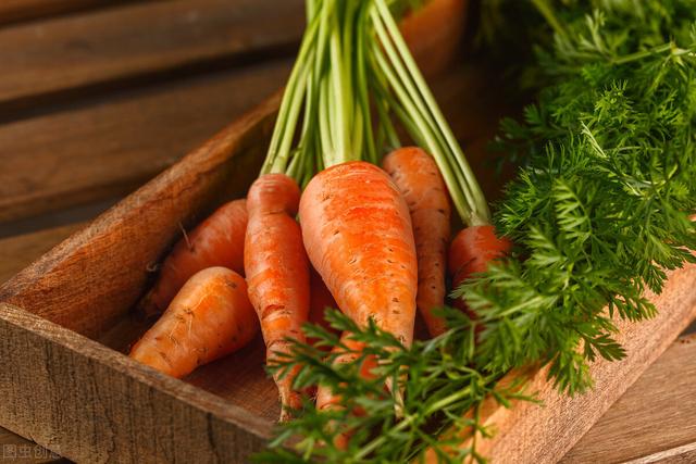 冬天买胡萝卜，如何挑选？老菜农：学会这3招，萝卜新鲜又好吃