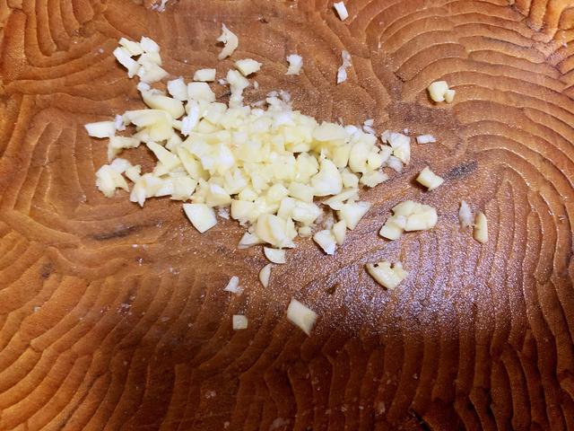 在家自制烤肉，好吃不油腻，菜叶卷一卷，一口一个真过瘾