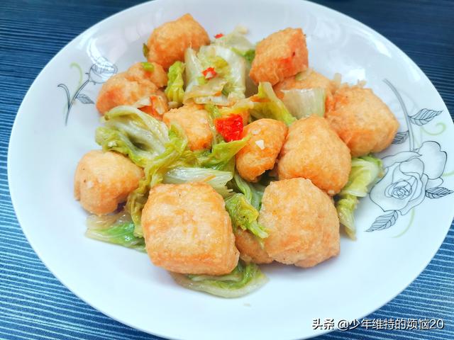 天冷了，白菜与此豆腐搭配着吃，一炒一焖，清淡美味，没肉也好吃