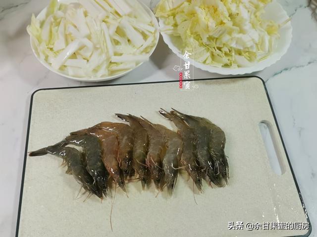 别总用五花肉焖白菜了，换这食材，咸鲜味美，简单又下饭