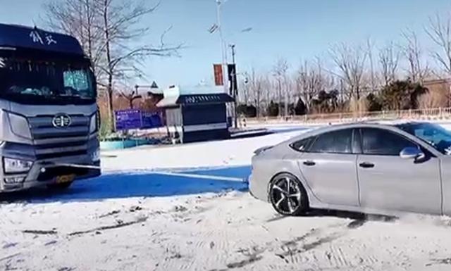 奥迪挑战雪地拉货车，输了半价卖车，结局让人眼前一亮