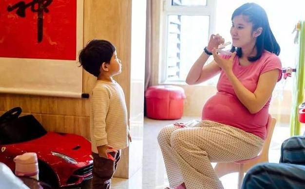 「你的育儿经」哥哥总是喜欢亲近妹妹，妈妈掀开妹妹的襁褓后，脸瞬间被吓白了