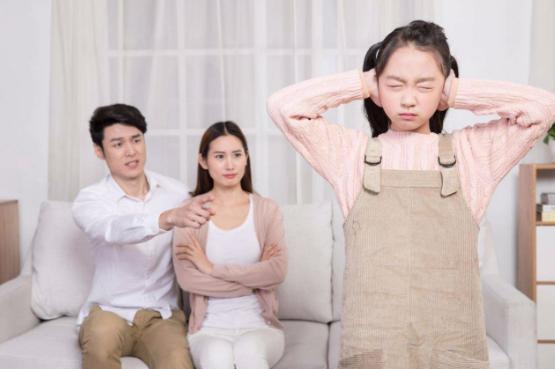 孩子叛逆、沉迷网络，一切问题根源或在于育儿方式上，家长需重视