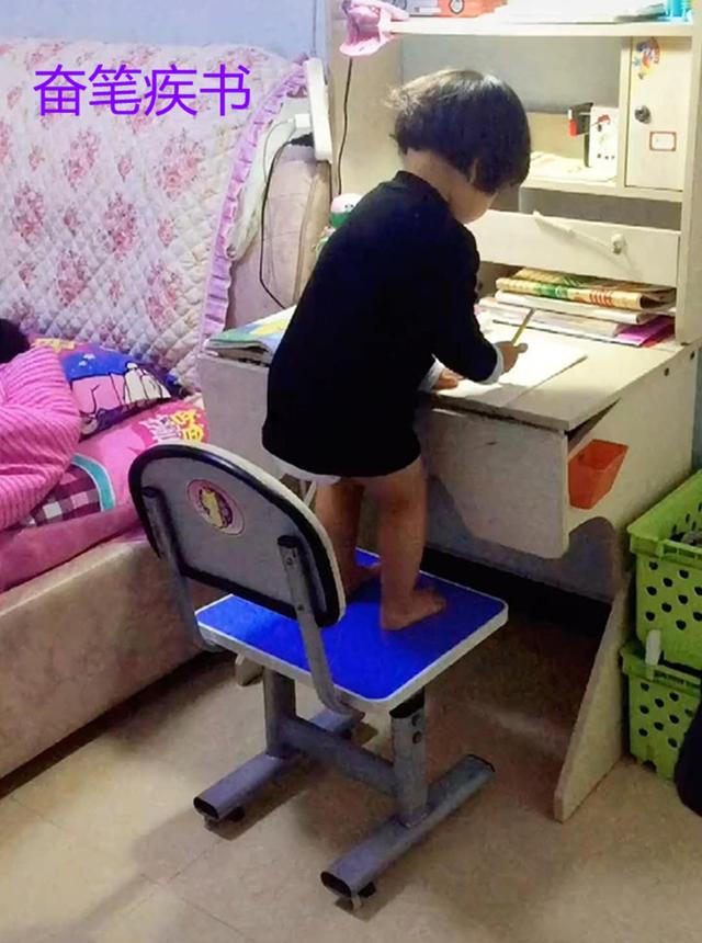 「超级宝妈」穿尿不湿的妹妹替俩哥写作业，网友：上阵亲兄妹，说好的自律呢？