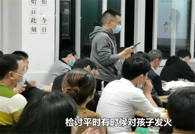 小学家长会只让爸爸参加，找座位全靠猜，一进教室爸爸们都蒙了