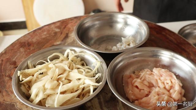 秋冬进补，试试这道平菇虾仁肉丝汤，清淡营养不油腻，家人都爱喝