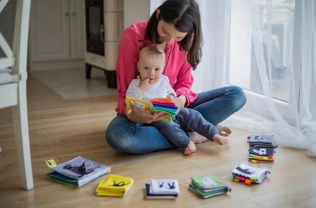 1岁宝宝摔下床，妈妈的做法让婆婆直呼冷血，医生却说：做的对