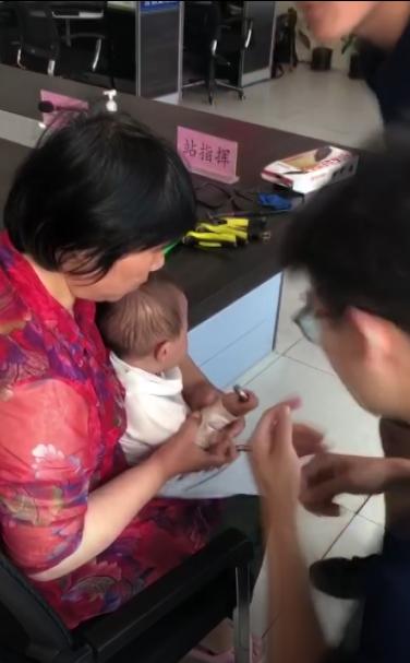 「你的育儿经」疼！婴儿右手指被卡螺丝帽，家长抱孩子到消防队救助