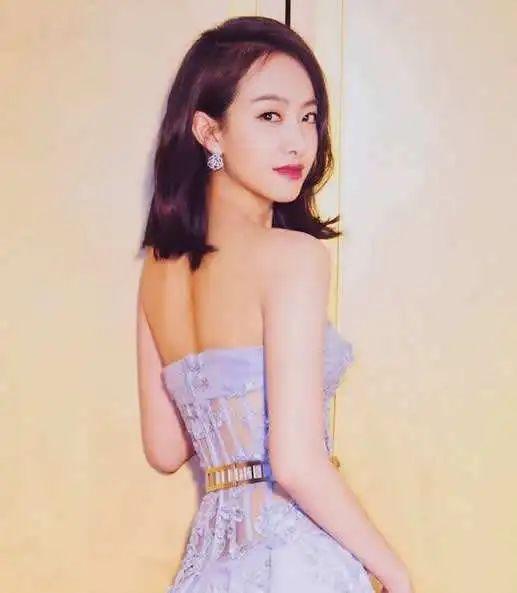 带货女王背部减肥体式交给你，练完穿上小吊带，“蝴蝶骨”清晰可见好迷人