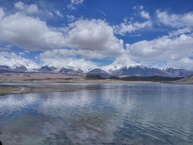 【旅行百事通】中国最霸道县城：与三个国家接壤，邻国游客在中国国门前争先合影