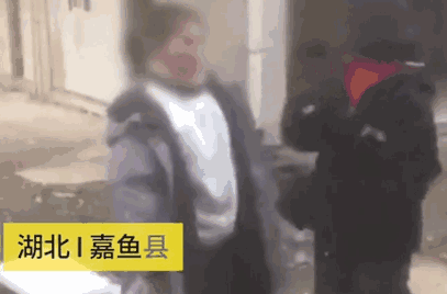 「暖先生格调」“给我打回去！” 3岁儿子被小朋友踢头，妈妈的举动引起无数人争论！