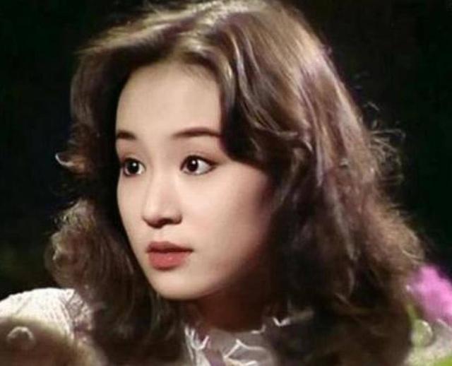 给糖就不闹|本以为她们不好看，结果年轻时都是大美女，看到阿朵被惊艳到了