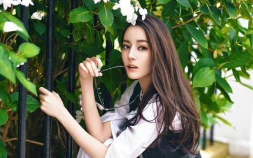 迪丽热巴新造型，戴蛇形吊坠，穿高开叉长裙，网友：美到我窒息|9号放映厅