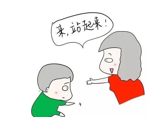 「你的育儿经」宝宝摔倒扶不扶？不同父母的做法不同，这 3 种方式决定孩子性格
