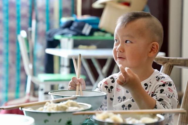 「你的育儿经」孩子有这3个“烦人”举动，是在偷偷变聪明，妈妈再烦也要忍住