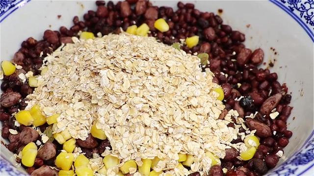 红豆不要炒豆沙了，教你一道水晶杂粮包，软糯香甜，好吃不胖