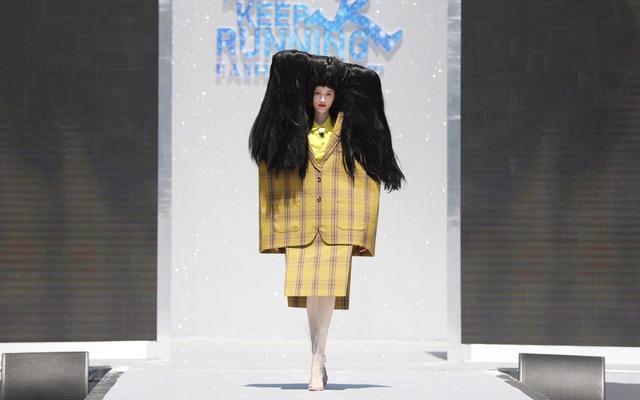 冷无情|真只有何穗能抗住，纸板格纹西装配“瀑布双马尾”，观众都看笑了