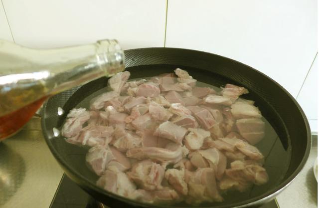 冬天一定要常吃这肉，连汤下肚鲜香御寒，手脚都不冰凉了