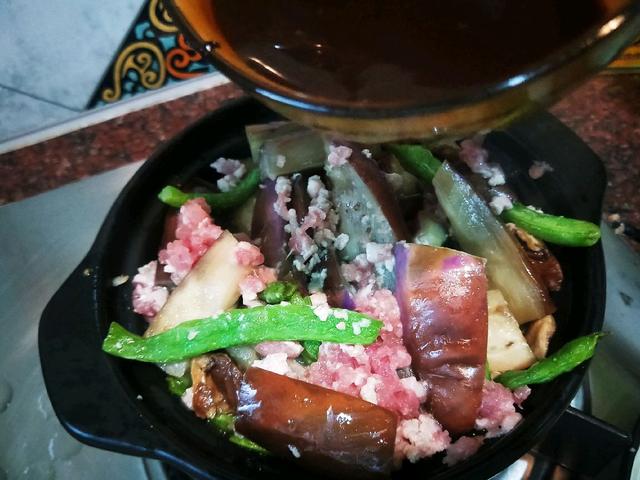 冬天就馋这菜，茄子豆角一焖，味道鲜香可口，超下饭