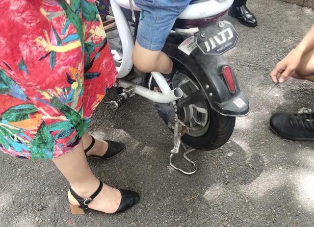 超级宝妈|孩子不慎将脚夹在了车轮里,消防3分钟解救!