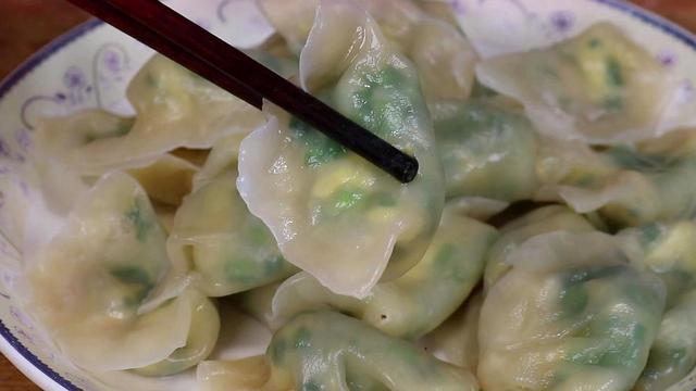 韭菜鸡蛋饺子，很多人都错了，记住正确调馅方法，韭菜鲜嫩不出水