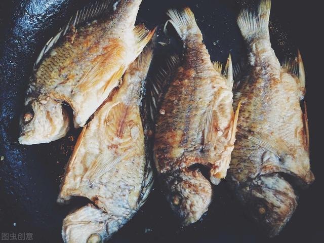 无论煎什么鱼，下锅前牢记3个技巧，鱼皮完整不粘锅