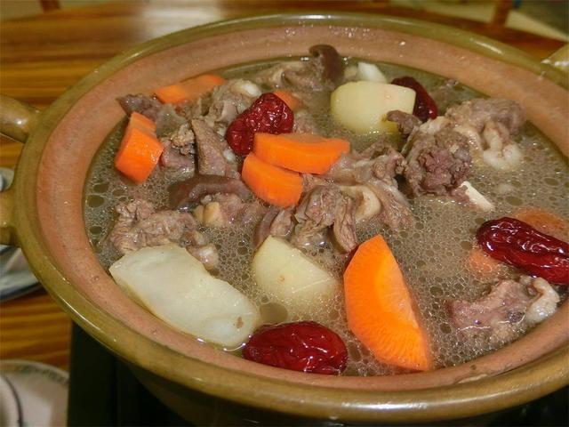 教你红枣炖羊肉的秘制新做法，营养好吃又能解馋，一锅都不够吃