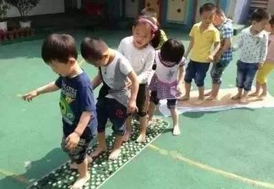 「你的育儿经」还在认为孩子“光脚”走路会感冒？对身体不好？看儿科医生怎么说