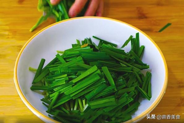 韭菜炒鸡蛋，这么一做，简单又好吃，做对了，韭菜翠绿不变色