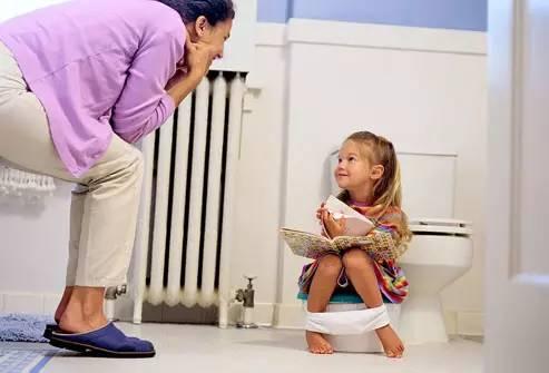 你的育儿经：当宝宝出现这两种经典表现，说明可以开始“如厕训练”了，别错过