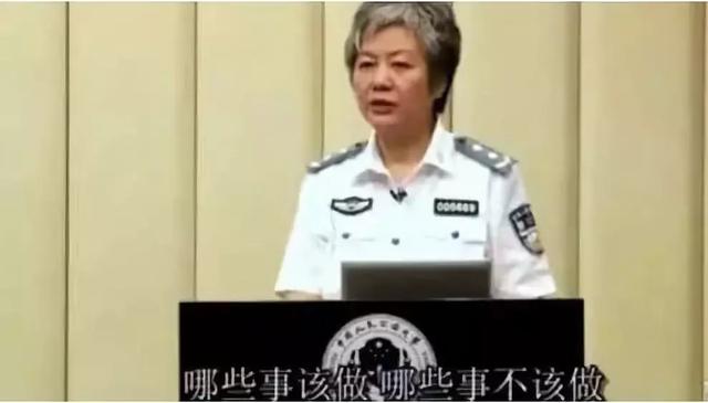 【恰十年】一节车厢两种家庭,两个孩子的未来让人一眼看穿,家教真的太重要