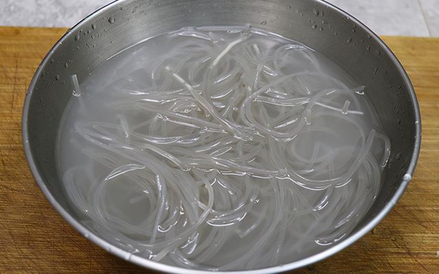 冬季餐桌上少不了的下饭菜，肉末炖粉条，肉末酥香，粉条Q弹入味