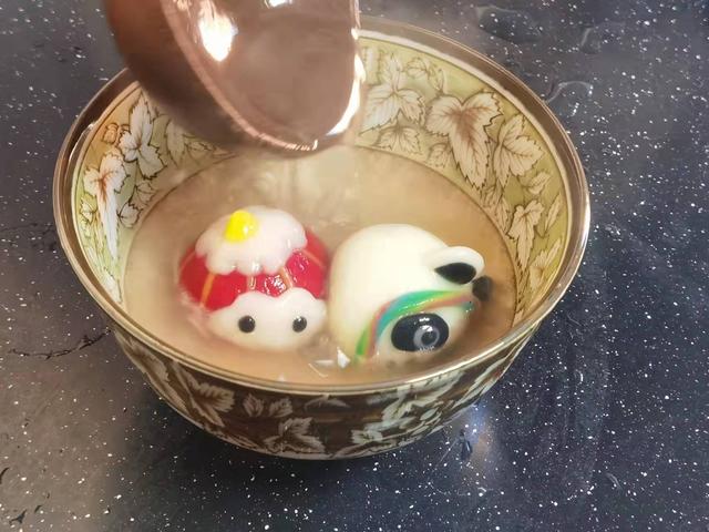 冰墩墩雪容融元宵八角街道为老街坊们送来了