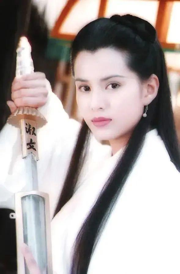 不明白小姐|baby版小龙女曝光,穿白裙竹竿身材撑不起衣服,脸僵法令纹严重