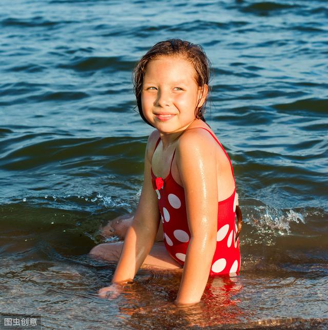 「你的育儿经」爸爸带女儿游泳随手拍下的“泳装照”，妈妈看了却脸红｜亲子教育
